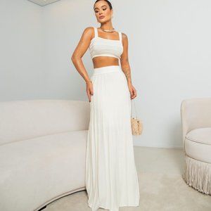 Set entirely in premium knitting, consisting of a long pleated skirt and TOP